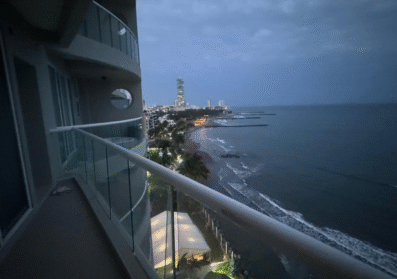 Penthouse de lujo con vista al mar en Torre Axis, Boca del Río - Sala, comedor y terraza en zona VIP