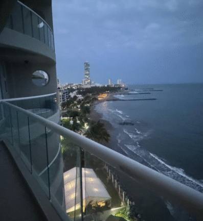 Penthouse de lujo con vista al mar en Torre Axis, Boca del Río - Sala, comedor y terraza en zona VIP
