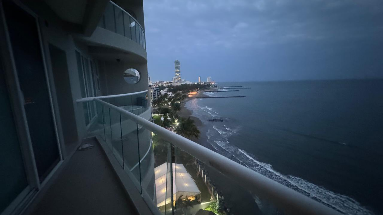 Penthouse de lujo con vista al mar en Torre Axis, Boca del Río - Sala, comedor y terraza en zona VIP